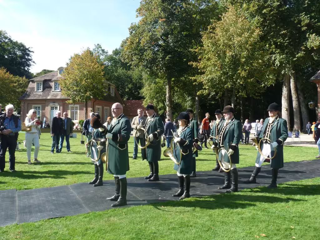 Hubertusmesse-mit-mehr-als-600-Besuchern-auf-Schloss-Clemenswerth